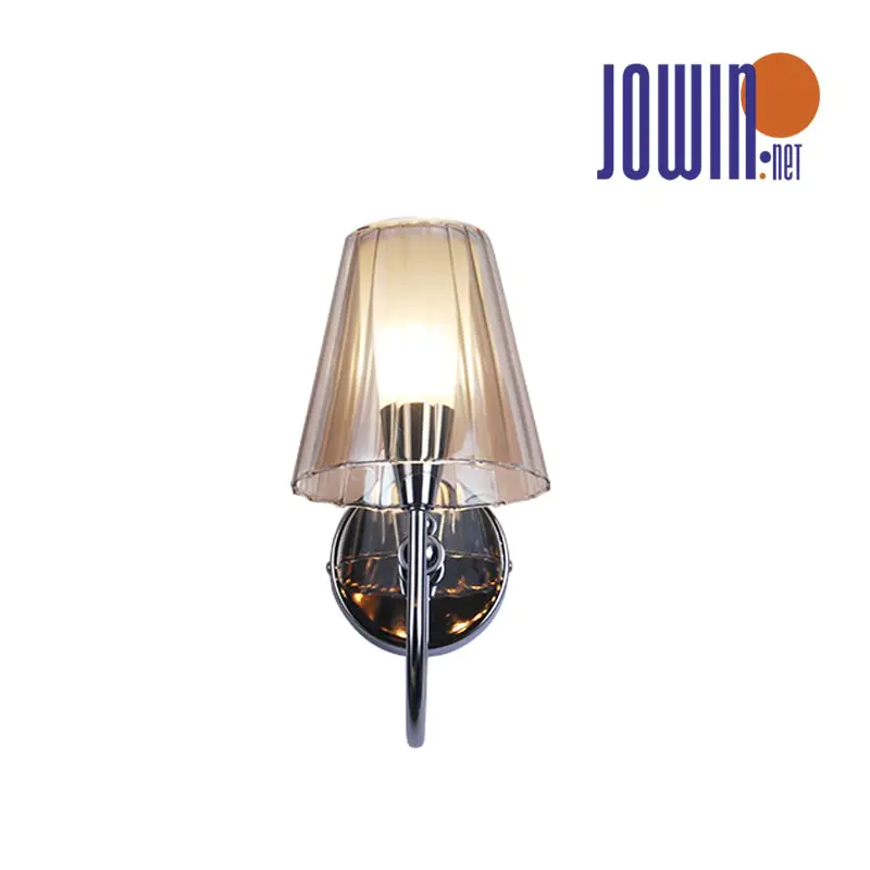 Lampada da parete sul comodino