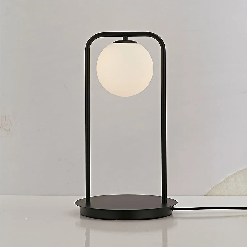 Lampada da tavolo dall'atmosfera semplice